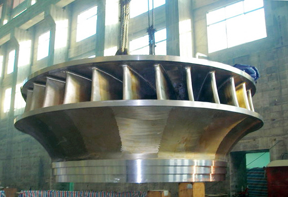 Việc lắp đặt bánh công tác của trạm thủy điện Đại Dĩnh Giang, tỉnh Vân Nam